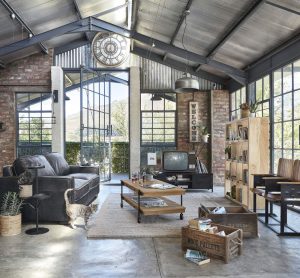 atap rumah industrial ruang keluarga