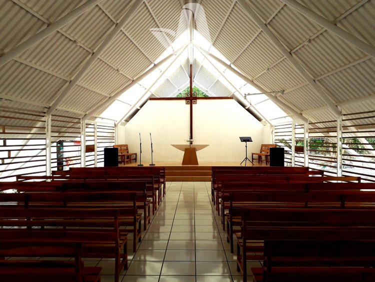 model atap rumah miring skylight transparan alderon pada gereja